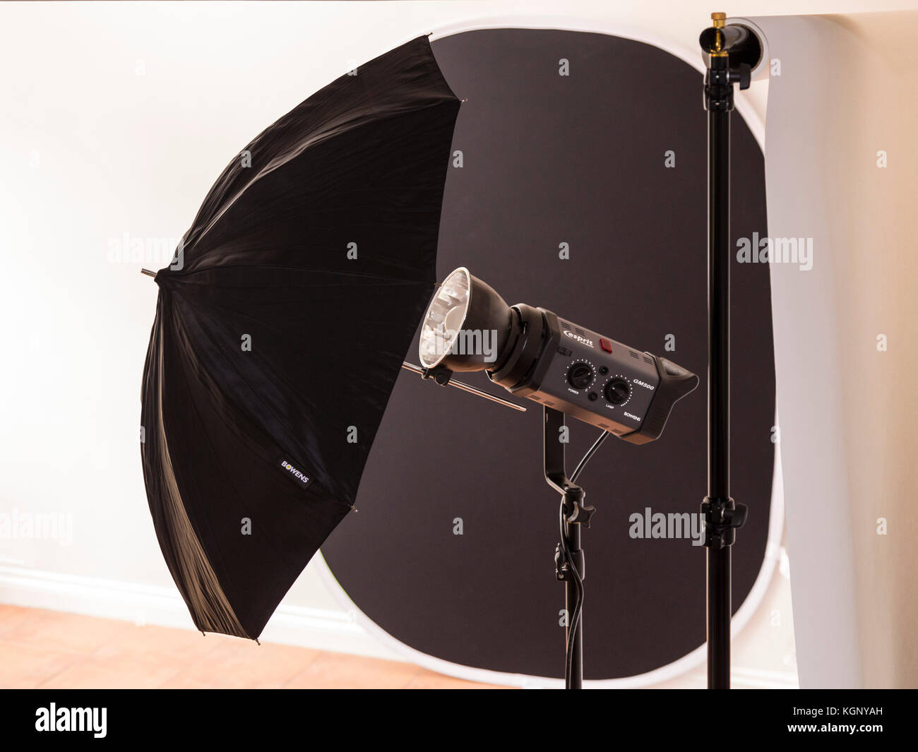 Fotostudio equipmemnt, Bowens flash, rollenpapier Kulisse, und falten Schwarz zurück fallen. Stockfoto