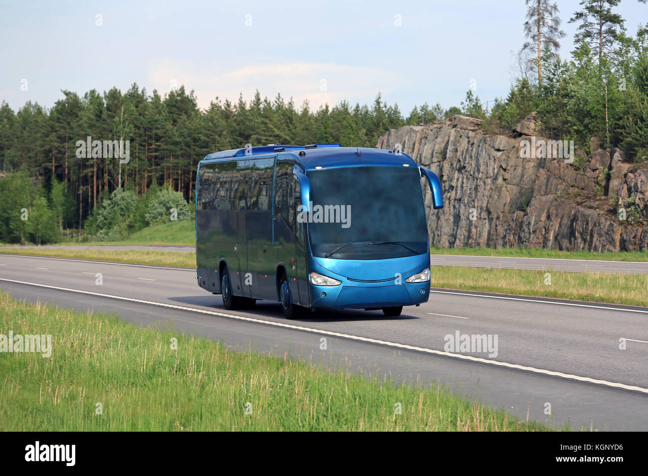 Modernes Blue Bus Bus fährt auf der Autobahn an einem klaren Tag des Sommers. Kopieren Sie Platz für Ihren Text. Stockfoto