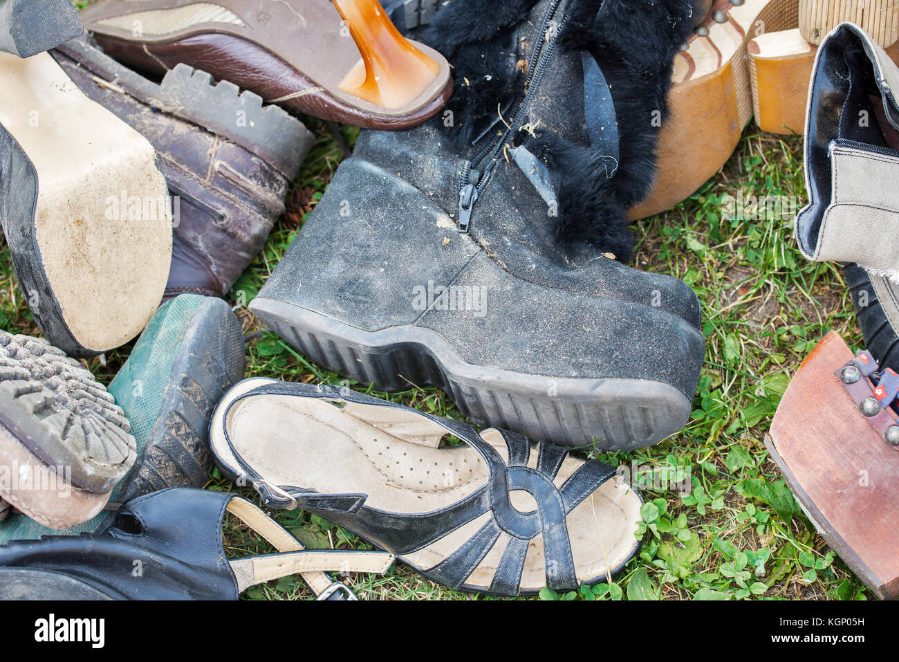 Haufen alter Schuhe Stockfoto