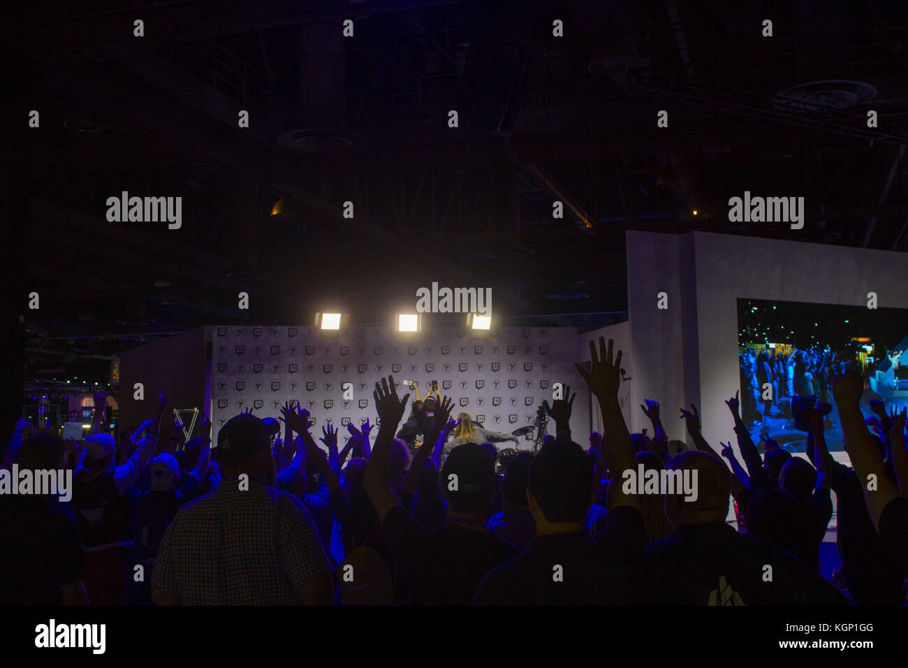 Die Leute im Publikum vor der Bühne TwitchCon. Stockfoto