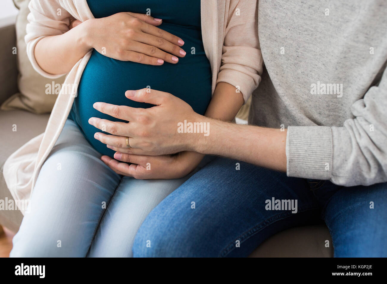 Aus der Nähe des Menschen und schwangere Frau Stockfoto