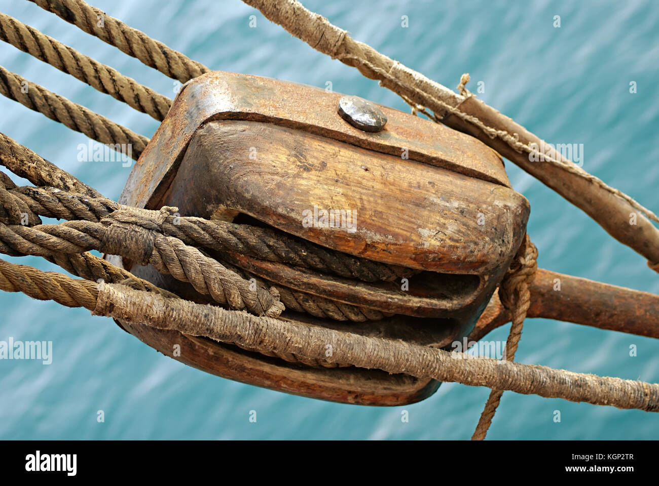 Eine dreifache Holzrolle auf einem alten Segelschiff Stockfoto