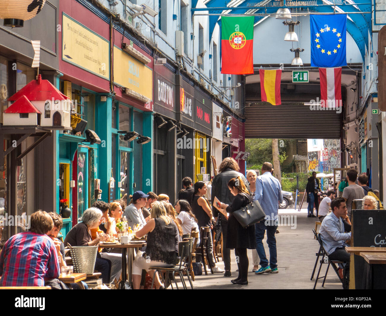 Menschen, die in Restaurants im Brixton Village in Brixton essen - einer der lebendigsten und multikulturellsten Gegenden Londons Stockfoto