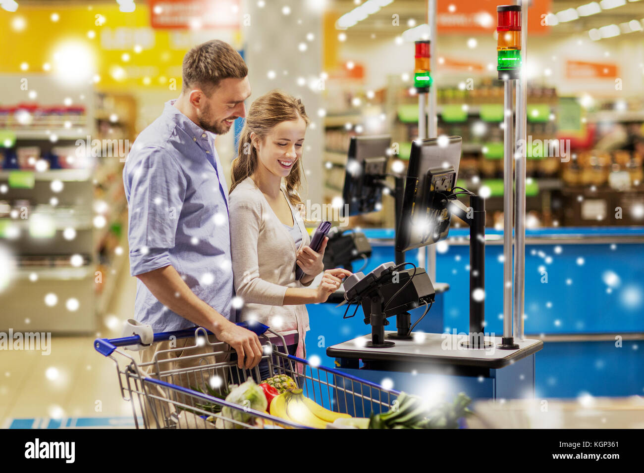 paar, Einkauf von Lebensmitteln im Supermarkt SB-Kasse Stockfoto
