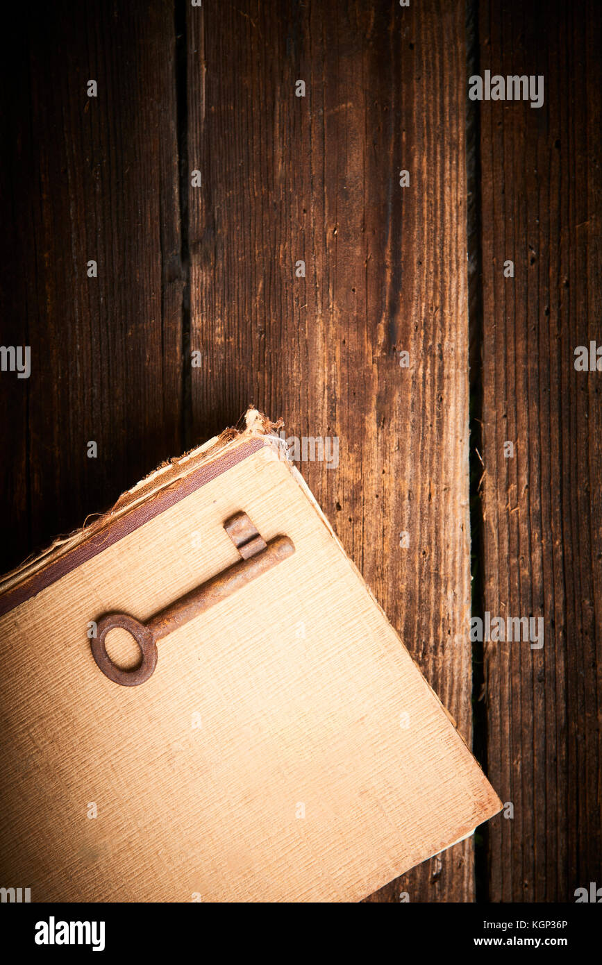 Antike Buch und alte Schlüssel über rustikal Hintergrund. grunge vintage Hintergrund Stockfoto