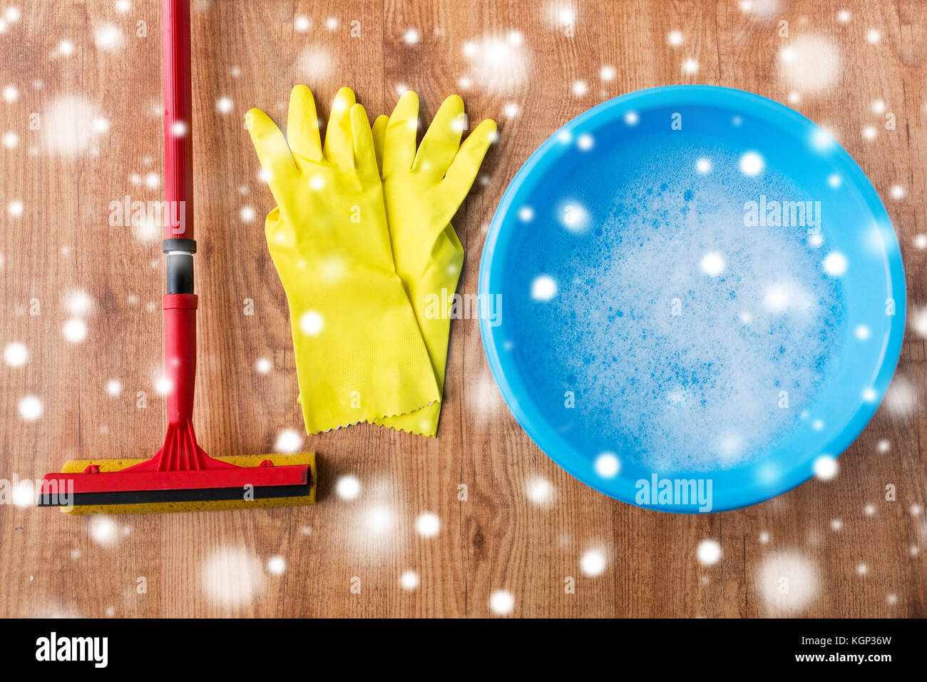 Waschbecken mit Seife, Wasser, Gummihandschuhe und Nassdüse Stockfoto