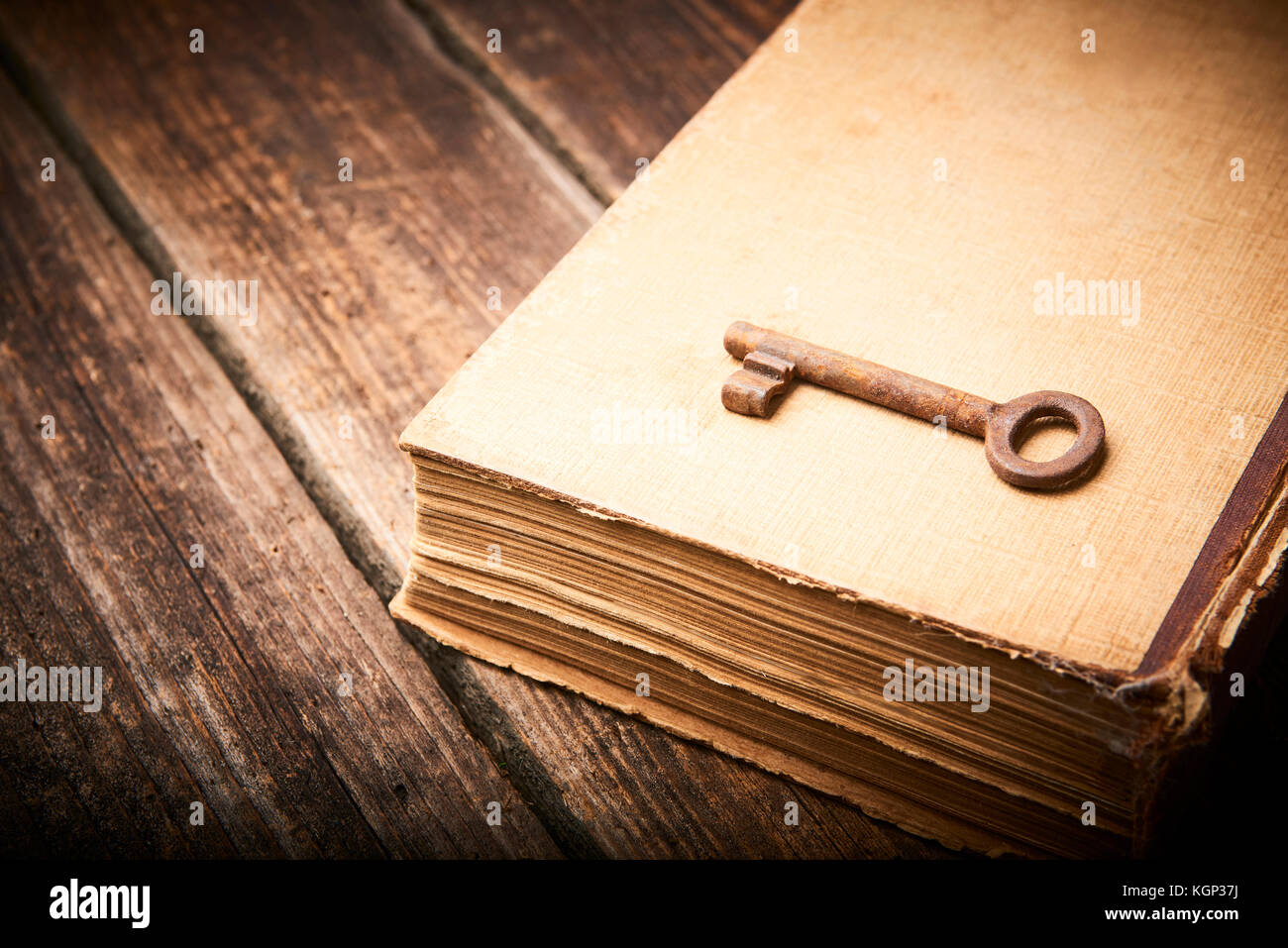 Antike Buch und alte Schlüssel über rustikal Hintergrund. grunge vintage Hintergrund Stockfoto