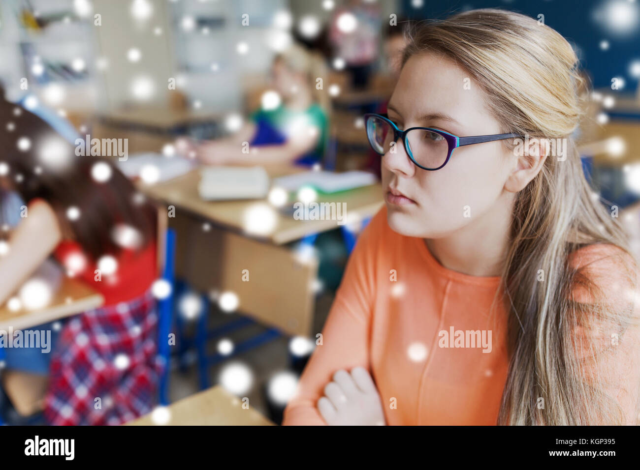 Studentin in Brillen bei Schulstunde Stockfoto