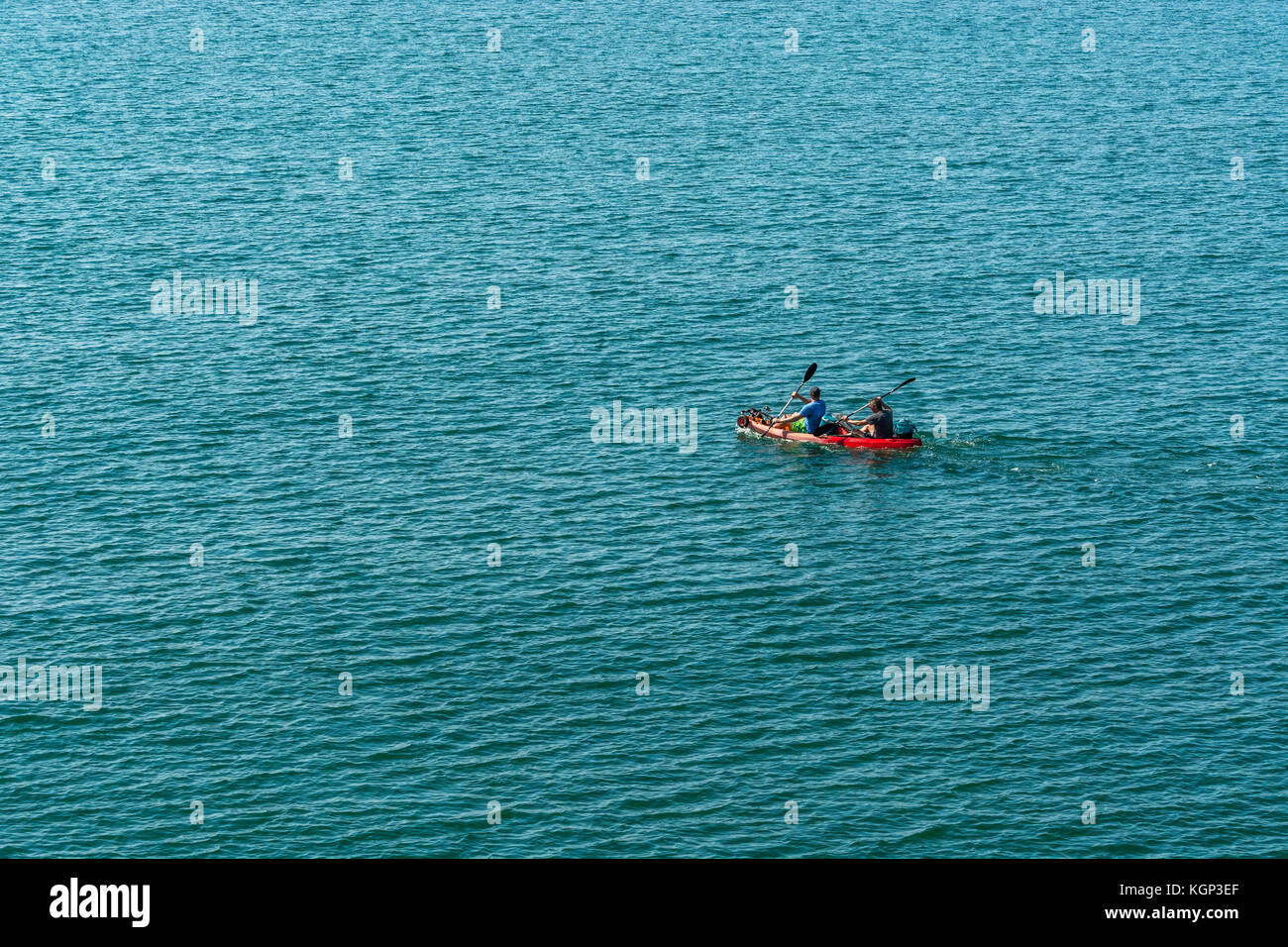 Twin seat Sea Kayak, Paddelten zum Meer durch zwei Kanuten. Sie sind Position heraus zu Line-Fisch für Makrele in flachen Gewässern. Isolierte Konzept. Stockfoto