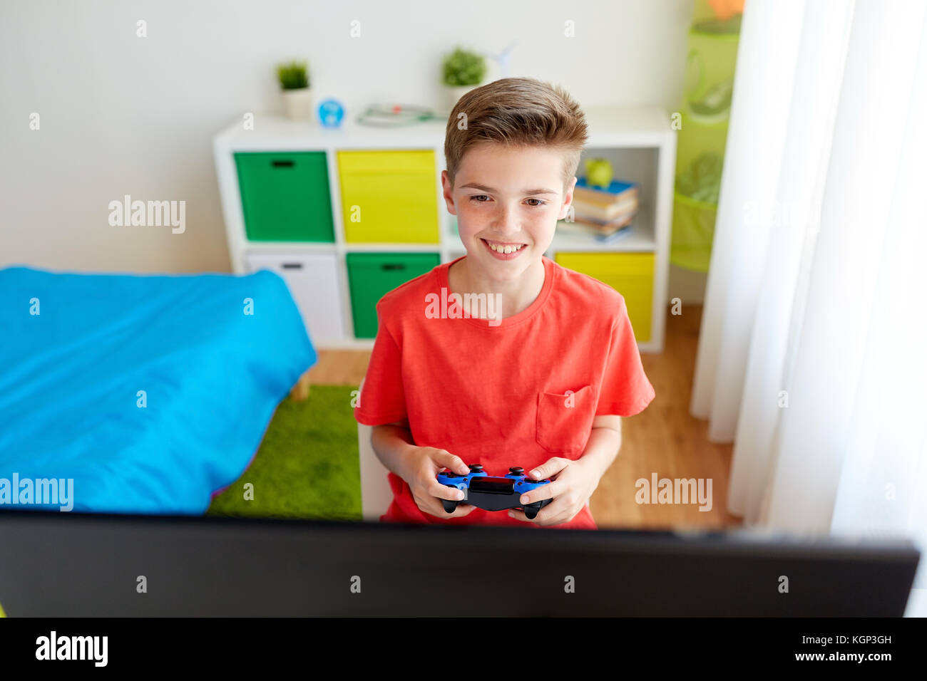 Junge mit Gamepad spielen Video Game auf dem Computer Stockfoto