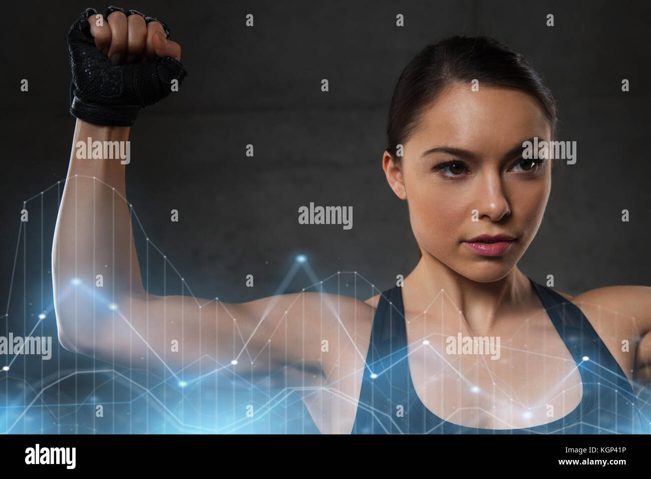junge Frau, die Muskeln im Fitness-Studio Stockfoto