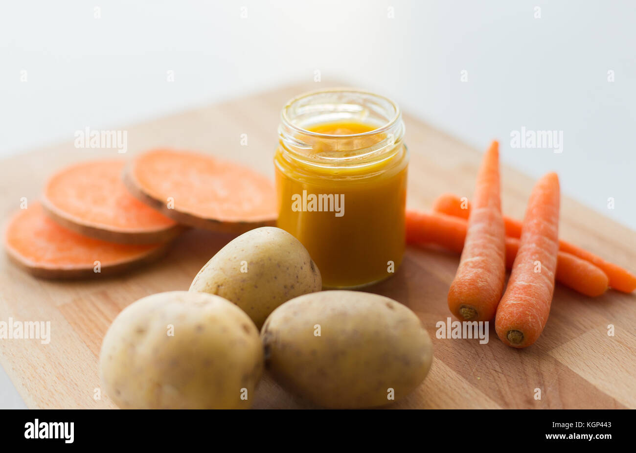 Gemüse pürieren oder Babynahrung im Glas Stockfoto