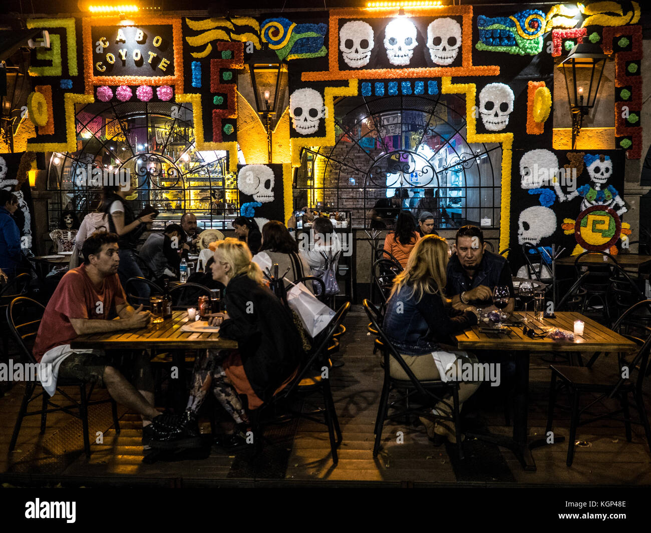 Tag der Toten Abendessen in Coyoacan in Mexiko City mit aufwendigen Dekorationen Stockfoto