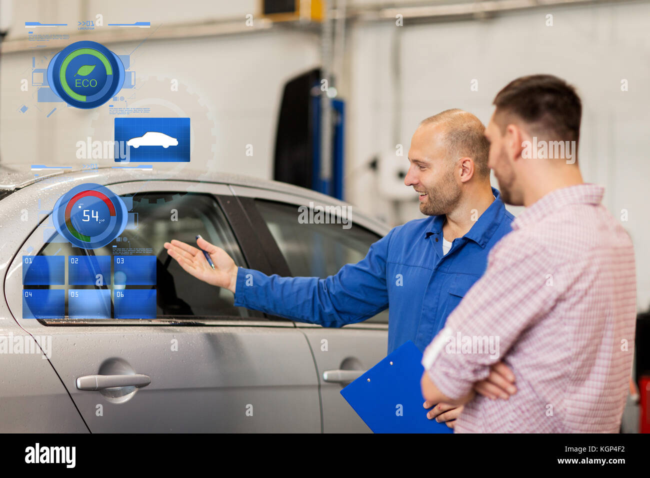 Auto Service, Reparatur, Wartung und Personen Konzept Mechaniker mit Zwischenablage angezeigt