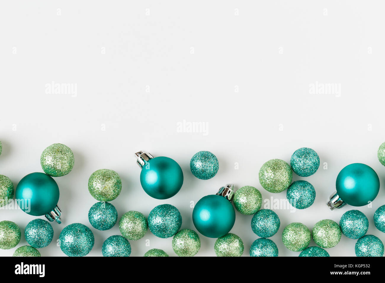 Schöne, moderne, helle blaue und grüne Weihnachten Ornamente Dekoration mit funkelnden Glitter auf weißem Hintergrund. Horizontale Grenze. Stockfoto