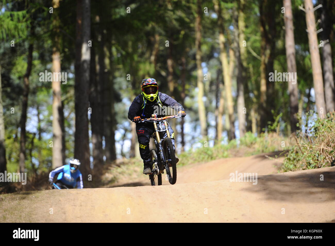 Mountainbiken auf chicksands, bedfordshire. Reiter, steilen Bergabfahrten track verunreinigt mit Sprüngen und Bermen. Stockfoto