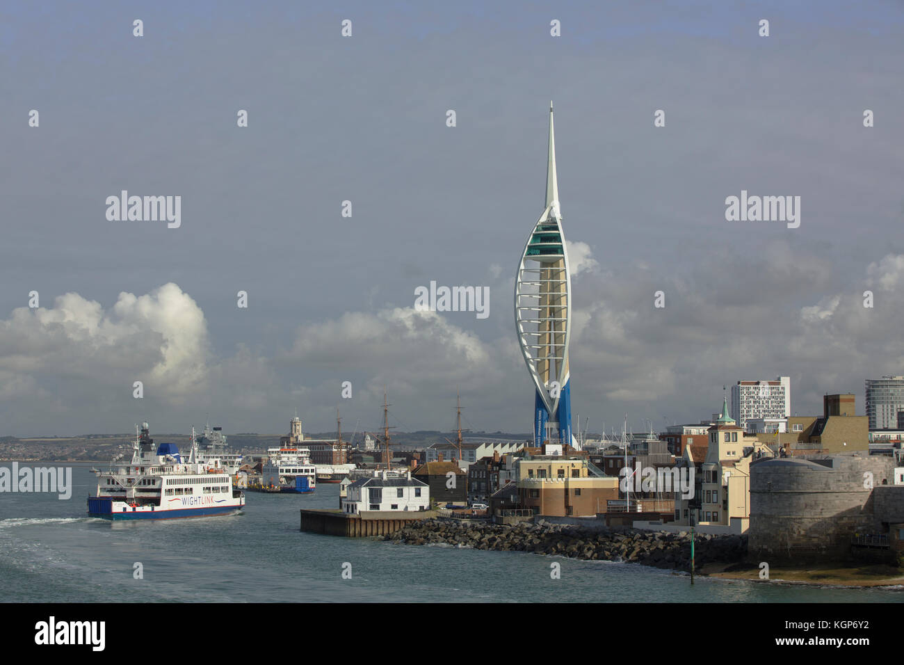 Millennium Turm hinter dem historischen Viertel von Portsmouth. Blick zurück in den Hafen an einem klaren Tag. Wightlink Fähre und andere Schiffe. Stockfoto