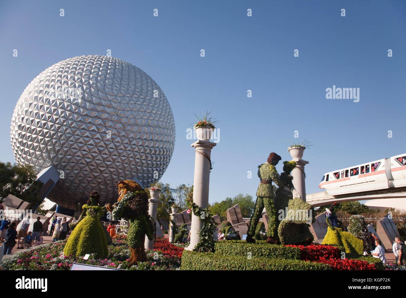 Formgehölze Disney Figuren und das Raumschiff Erde Globus im Epcot Center, Disneyworld Stockfoto