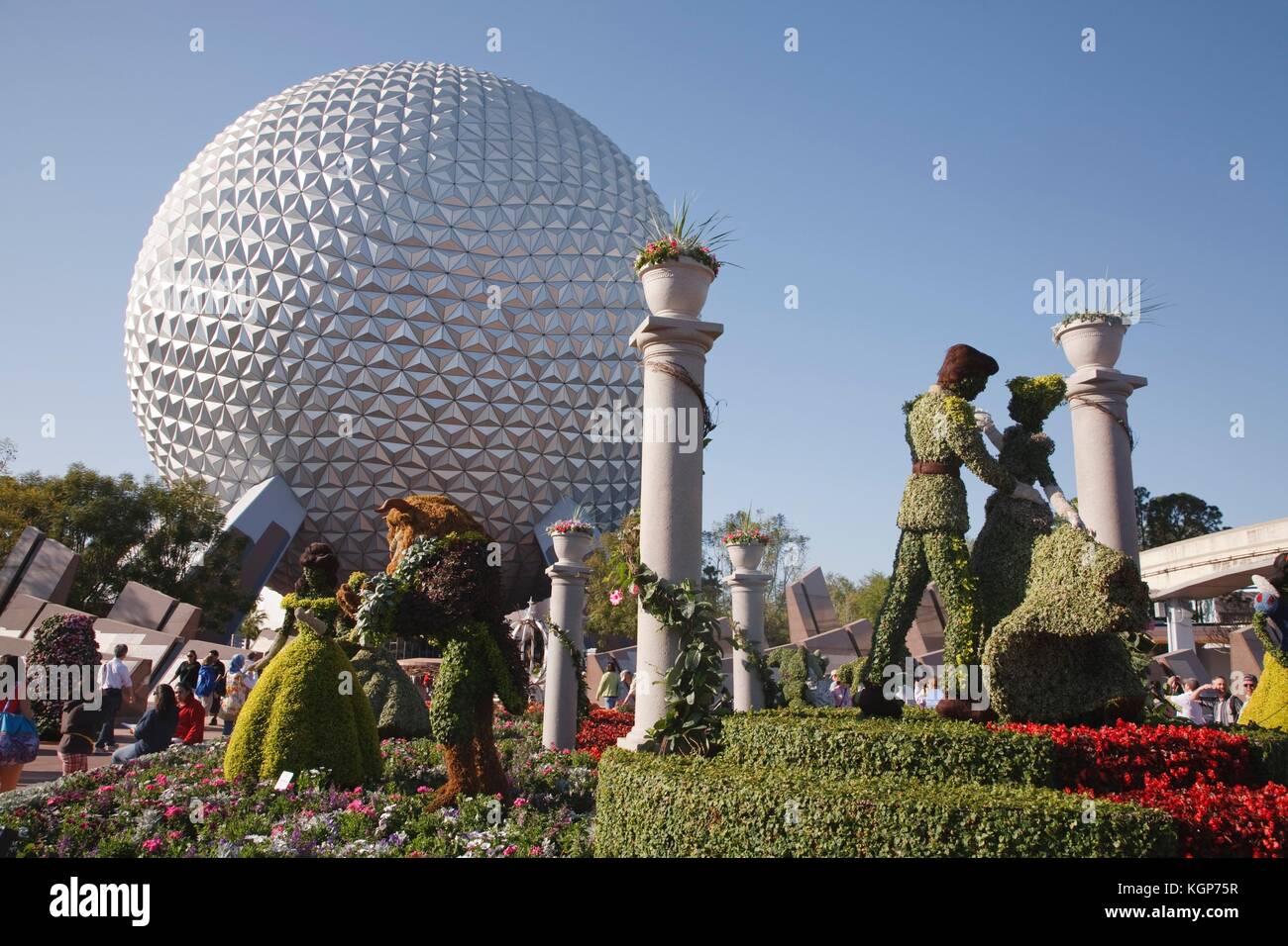 Formgehölze Disney Figuren und das Raumschiff Erde Globus im Epcot Center, Disneyworld, Orlando, Florida Stockfoto