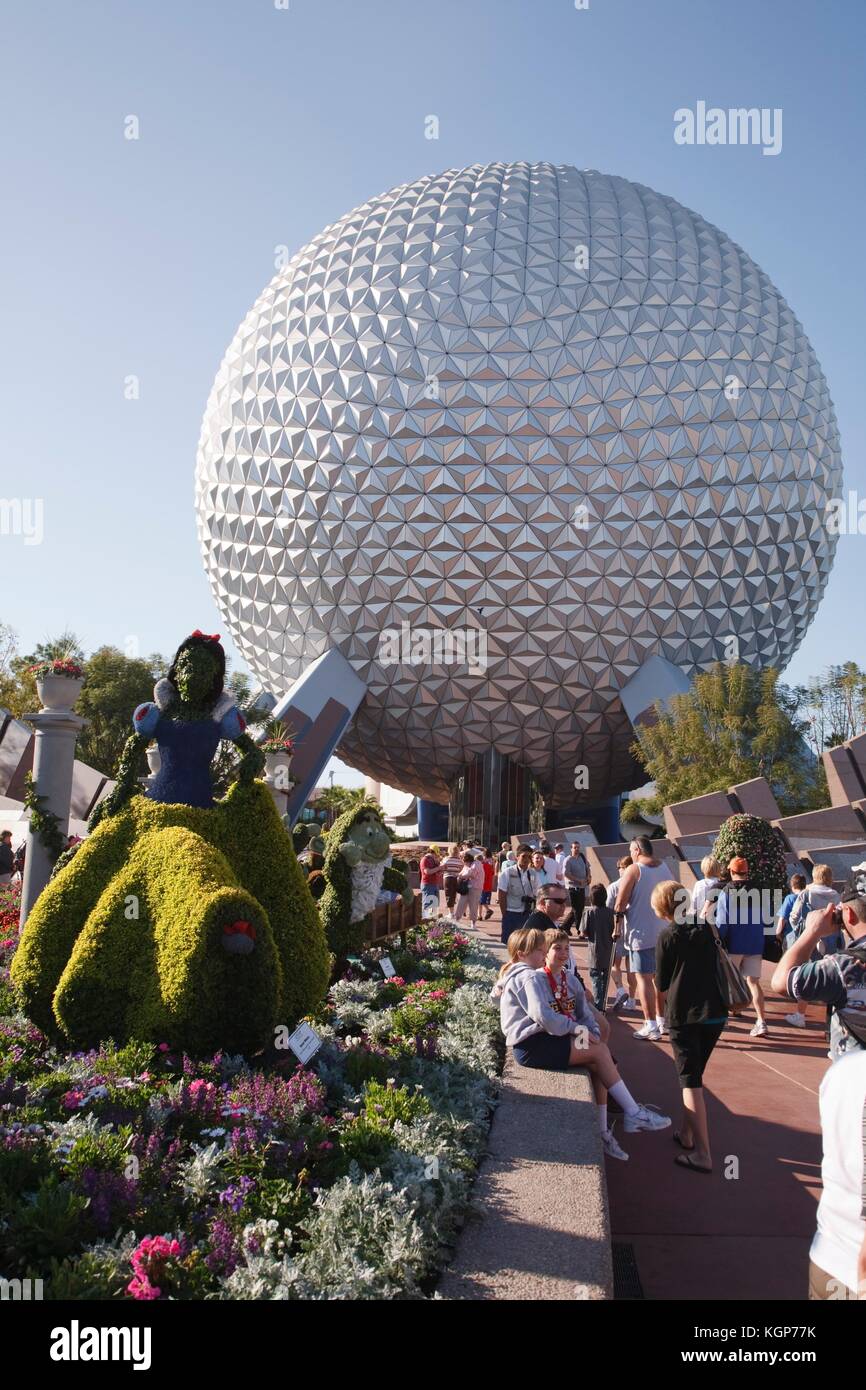 Formgehölze Disney Figuren und das Raumschiff Erde Globus im Epcot Center, Disneyworld, Orlando, Florida Stockfoto