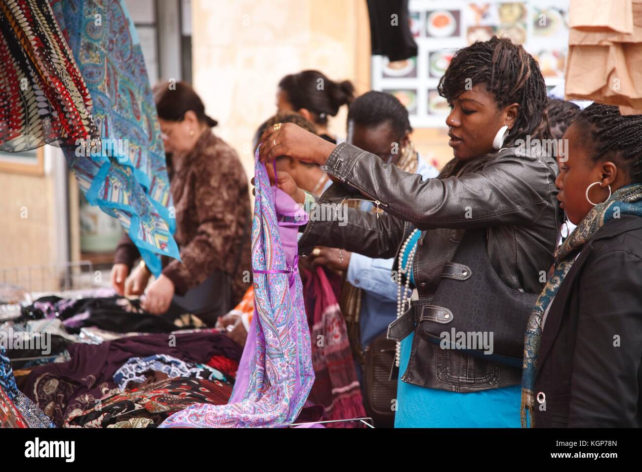Die französischen Frauen afrikanischer Herkunft auf Durchsuchen, um einen Markt im Quartier Belleville Abschaltdruck Stockfoto