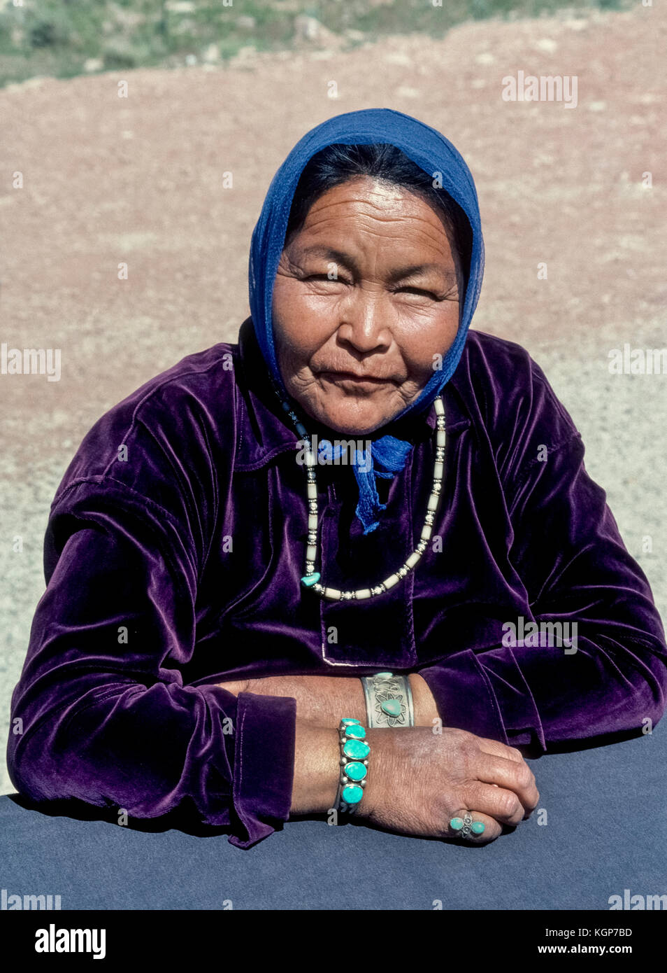 Ein Navajo Indianerin, der Verkauf von Indischen Perlenketten am Straßenrand stellt für eine informelle Portrait in der Nähe von Cameron, Arizona, USA, Teil der Navajo Nation von rund 250.000 Indigene Völker, die in der Reservierung Gebiet, der sich über mehr als 27.400 km2 (70965 km2) im Südwesten der Vereinigten Staaten leben. Stockfoto