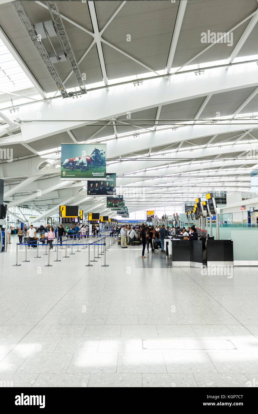 Innere der Abflughalle in Terminal 5, Flughafen Heathrow Stockfoto