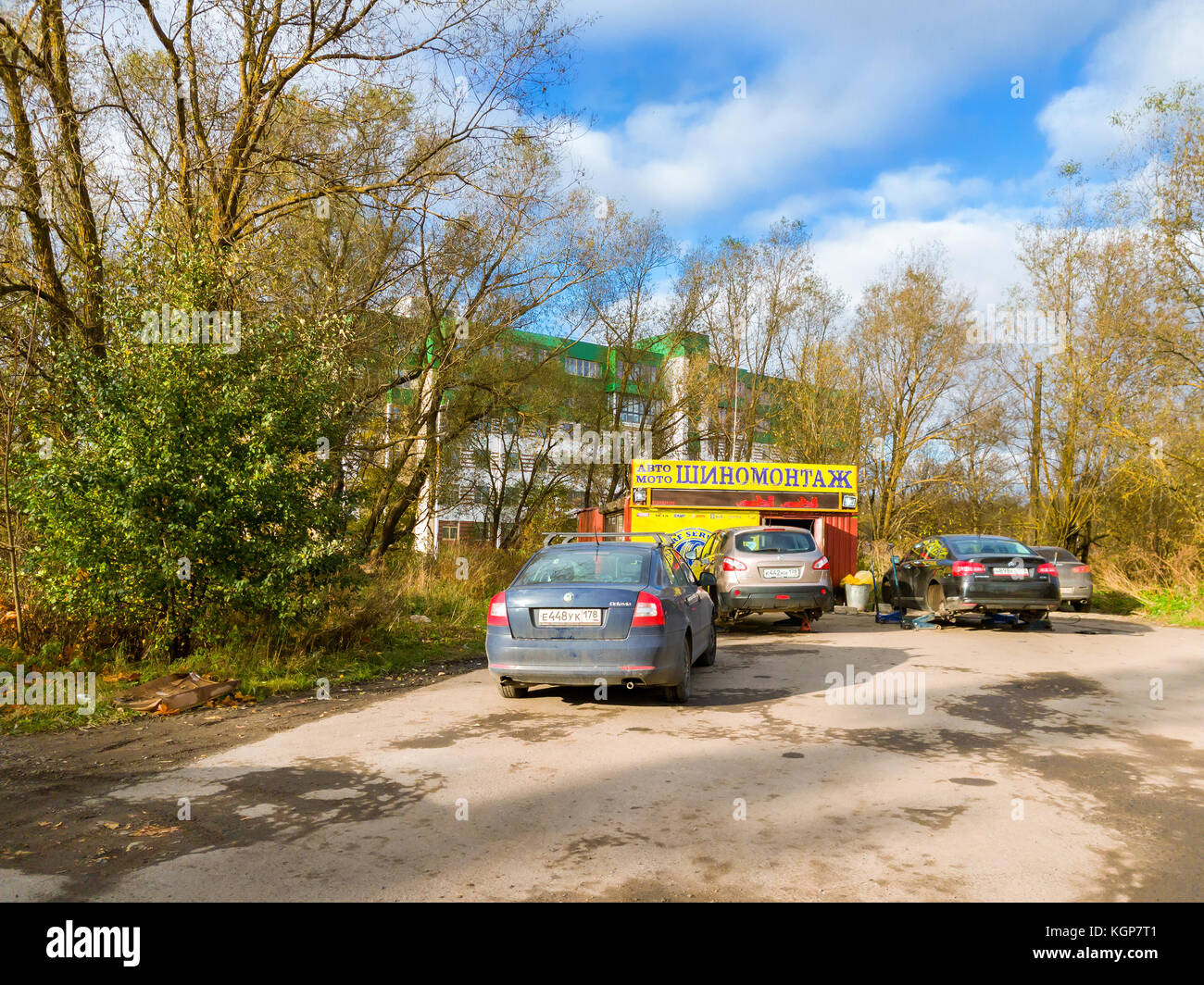 Sankt Petersburg, Russland - 25. Oktober 2017: Moderne Autos stehen auf dem Reifenservice an. Saisonaler Reifenwechsel. Herbst in Krasnoe Selo Stockfoto