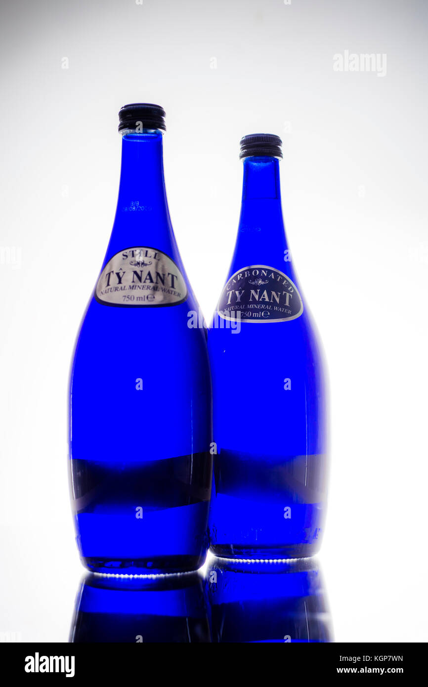 Die berühmten blauen Flaschen ty Nant natürliche noch und  kohlensäurehaltiges Mineralwasser Quellwasser, Wales, Großbritannien  Stockfotografie - Alamy