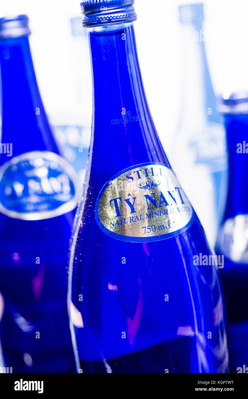 Die berühmten blauen Flaschen ty Nant natürliche noch und