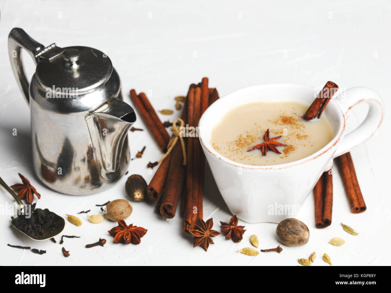 Traditionelle indische Masala Chai Tee mit Gewürzen Stockfoto