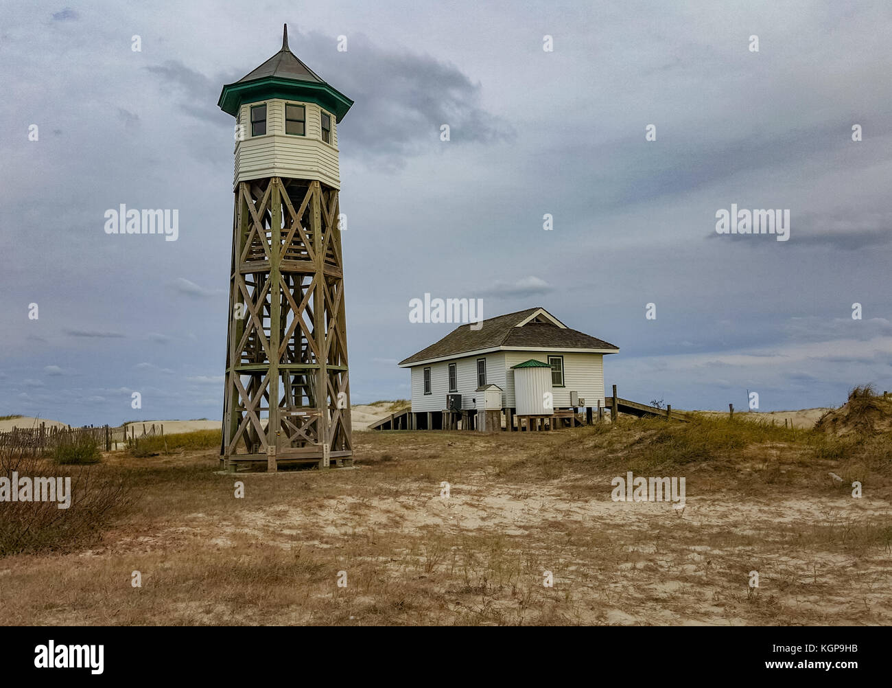 Alten hölzernen Leuchtturm Struktur am Strand Stockfoto