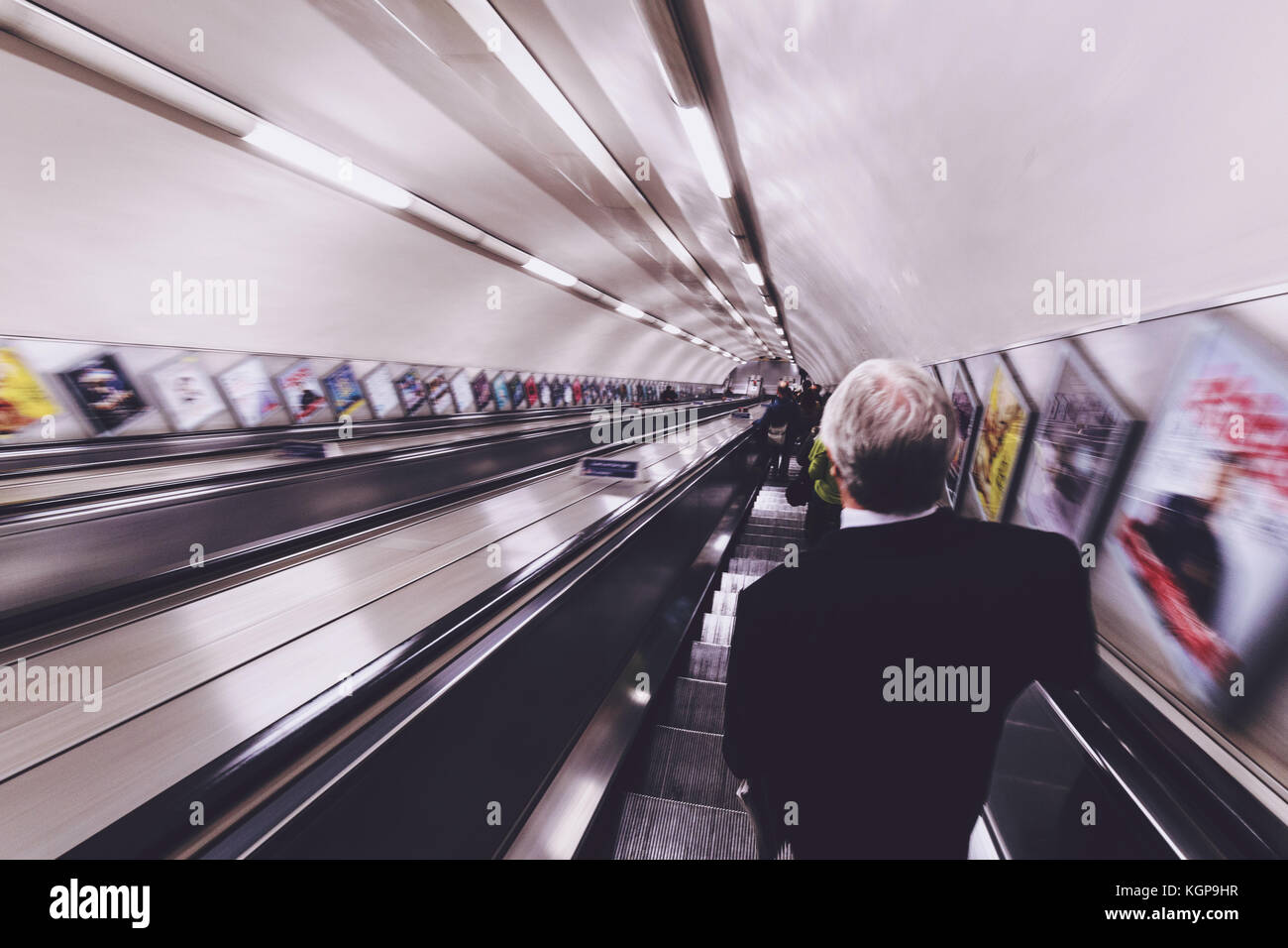 Menschen auf der Rolltreppe Treppen im Tunnel am U-Bahnhof Stockfoto