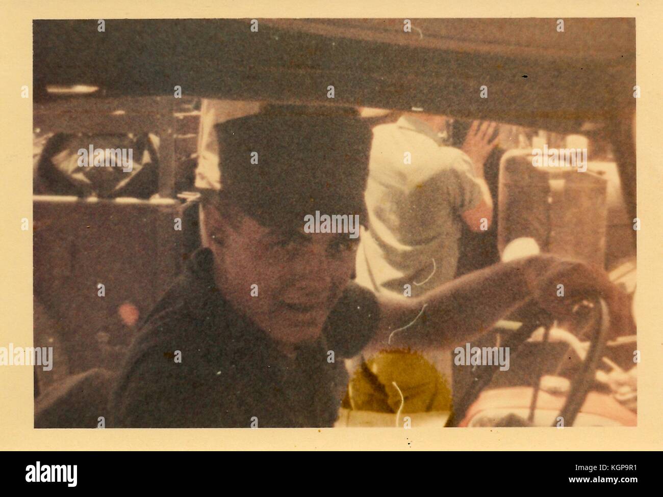 Ein Mitglied des United States Marine Corps gesehen ist das Fahren eines militärischen Lkw durch einen überfüllten Gebiet, das Tragen eines combat Uniform, während des Vietnam Krieges, 1968. Stockfoto