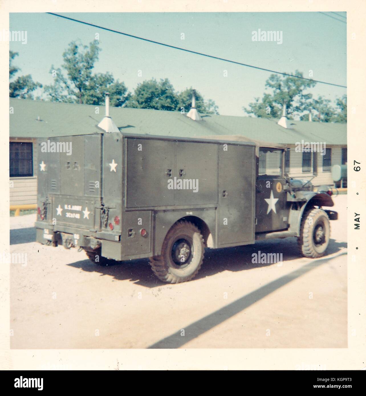 Candid Foto von United States Army Military Fahrzeug vor einer Kaserne in Vietnam geparkt während des Vietnam Krieges, Mai, 1967. Stockfoto