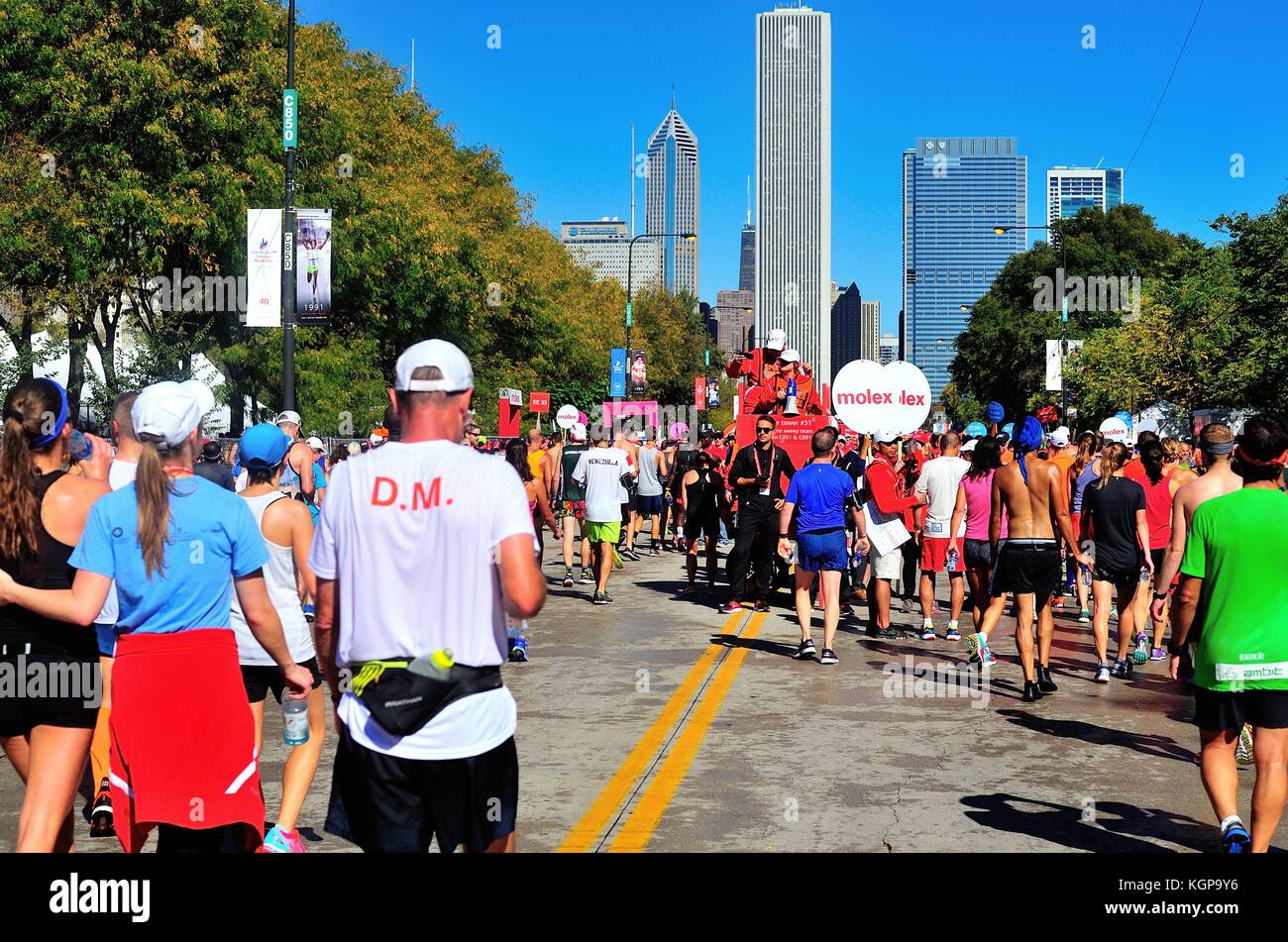 Kurz nach dem Überqueren der Ziellinie am Chicago Marathon 2017, Läufer machen sich auf den Weg nach unten Columbus Drive schwer mit der Müdigkeit. Stockfoto