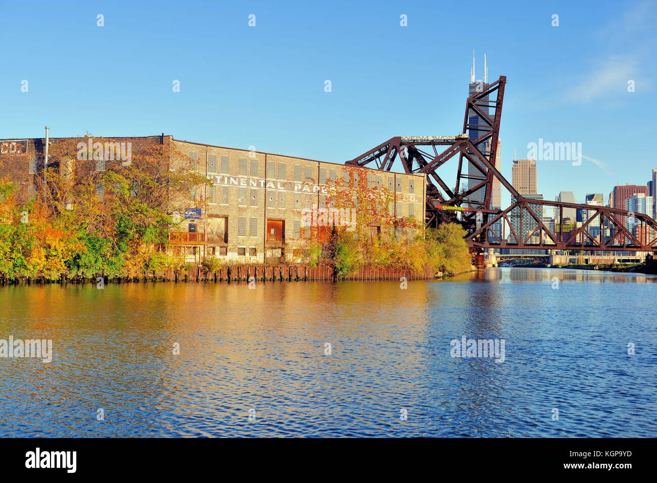 Wasser im Süden Zweig des Chicago River erstellt eine Reflexion der ein Lager und die abgesenkt und angehoben railroad Bridges. Chicago, Illinois, USA. Stockfoto