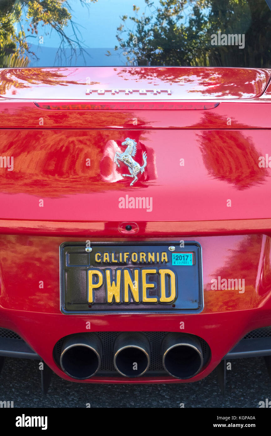 Roten Ferrari 458 Italia mit Internet sprechen/slang Word auf dem personalisierten License Plate in Silicon Valley Kalifornien FUSSBALL Stockfoto