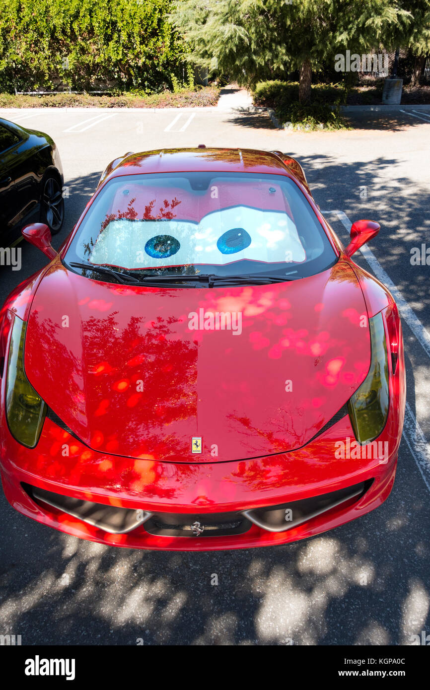 Roten Ferrari 458 Italia mit lustigen Augen, Lightning McQueen Cars Film merchandising Windschutzscheibe Sonnenschirmen. Im Silicon Valley, Kalifornien. Stockfoto