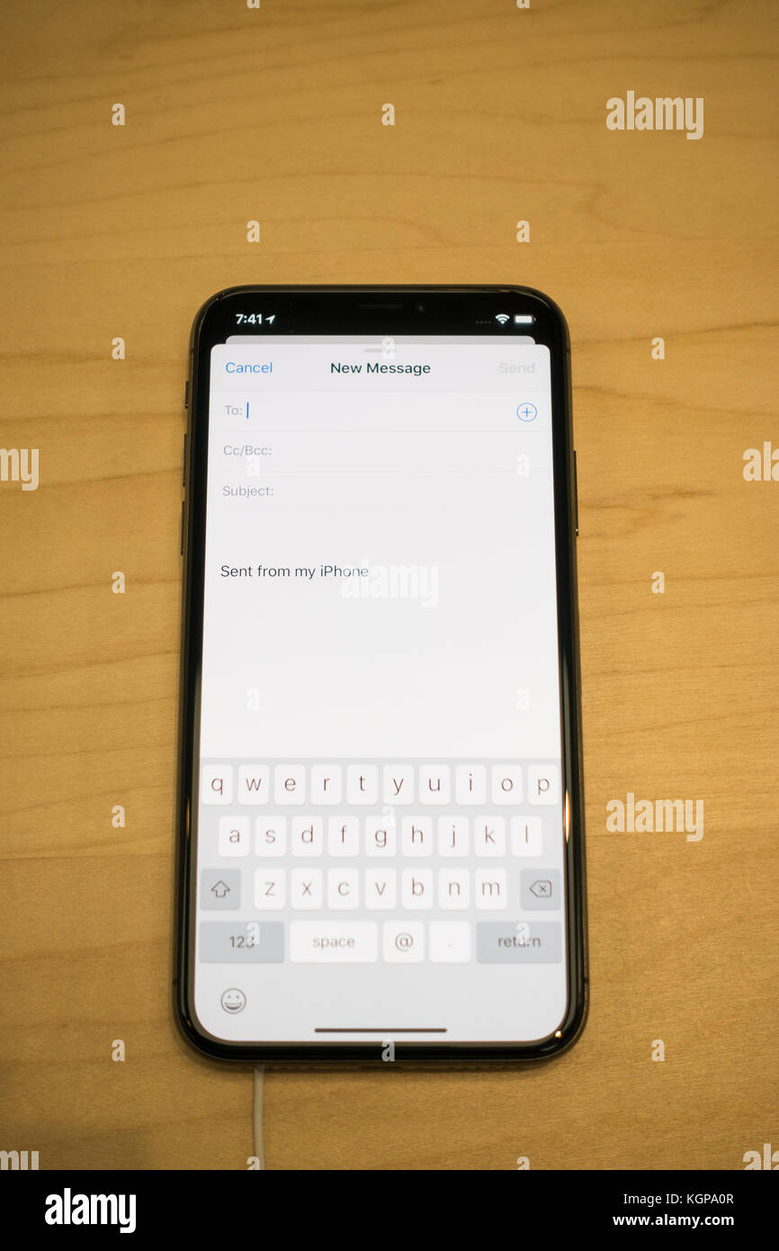 Neue E-Mail verfassen Bildschirm auf einem neuen Iphone angezeigt x Stockfoto