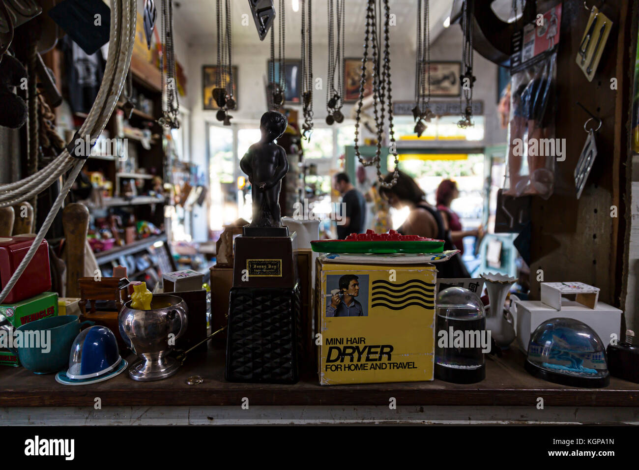 Regal von Schnickschnack und vintage Objekte auf einen Shop. einkaufen im Hintergrund Stockfoto