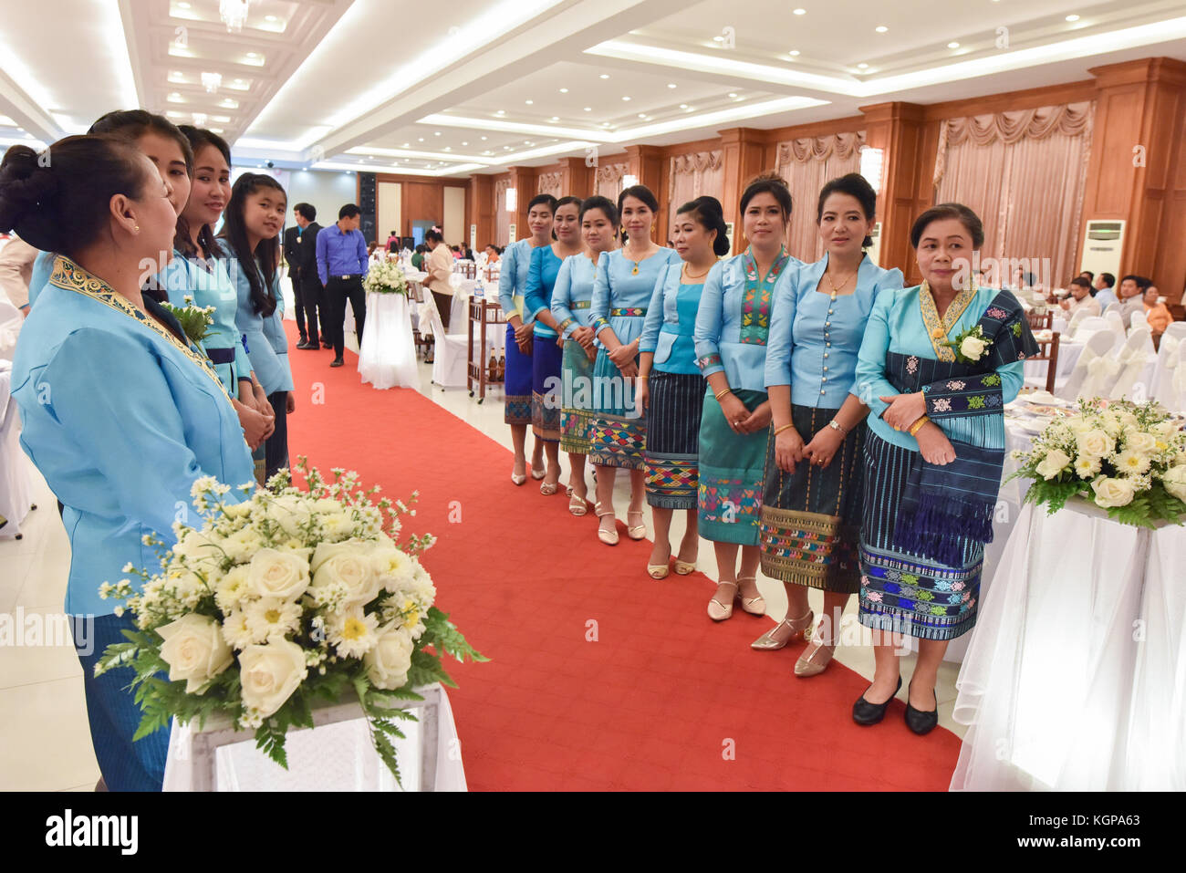 Hochzeit Laos, Frauen der Familie Begrüßung der Gäste Stockfoto