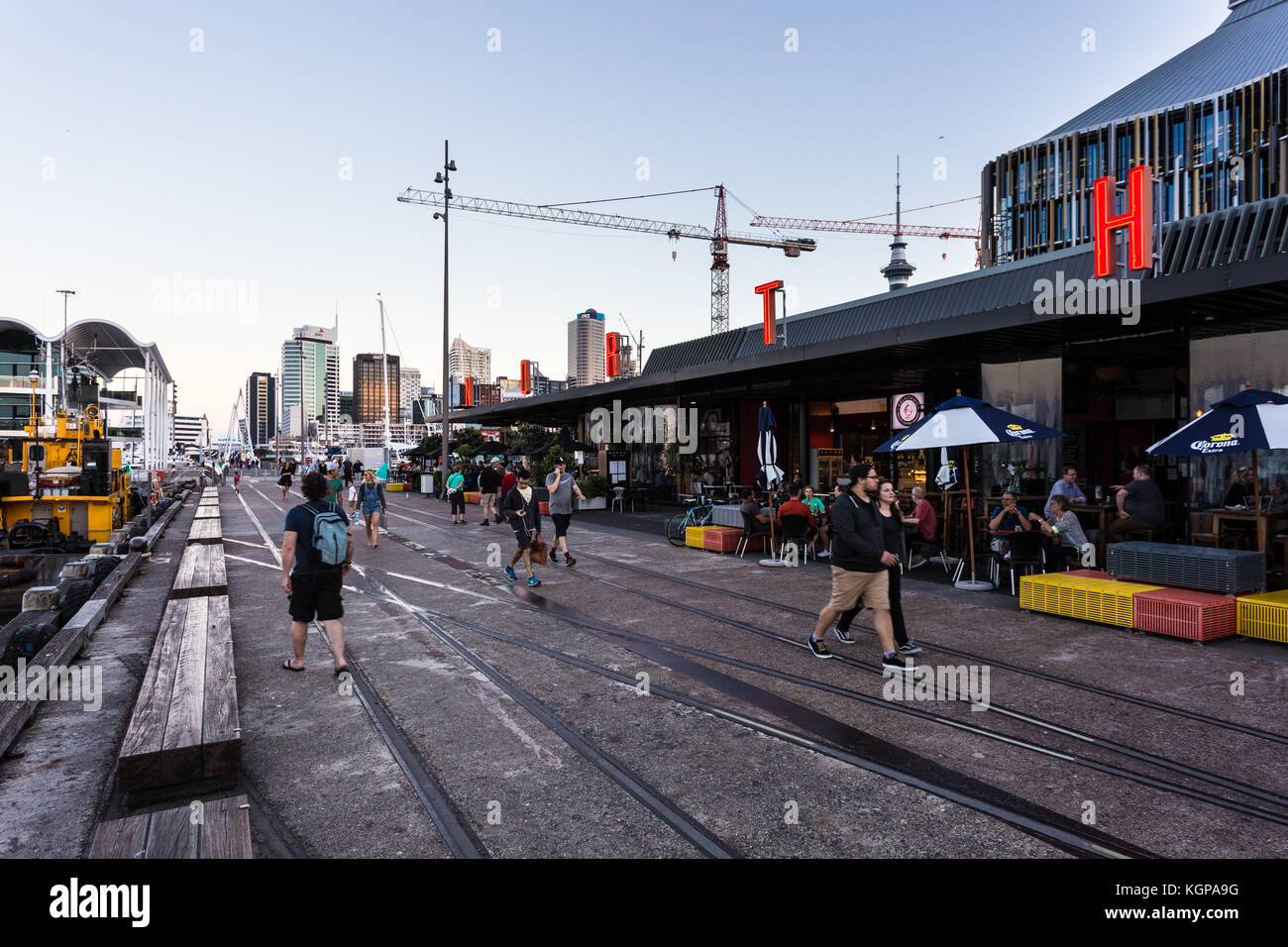 Auckland, Neuseeland - 22. Februar 2017: Die Menschen in den Wynyard Viertel entfernt, Auckland's neueste und tendy waterfront Neighborhood in Neuseeland lar Stockfoto