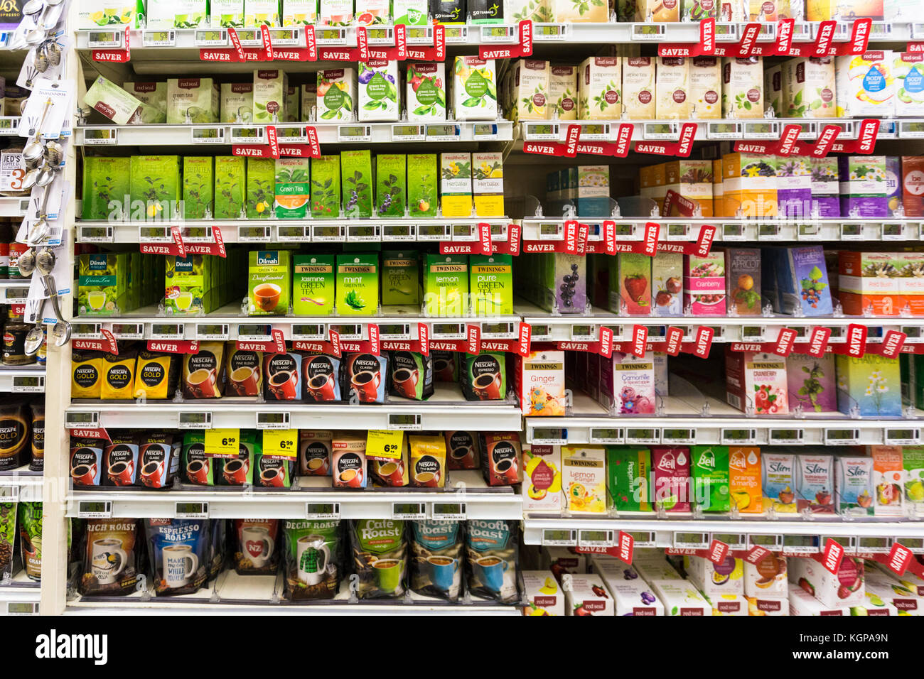 WELLINGTON, NEUSEELAND - 1. MÄRZ 2017: Tee und Kaffee verschiedener Marken wie Nestcafe und Twinings werden in einem Supermarkt in Wellingtion ausgestellt Stockfoto