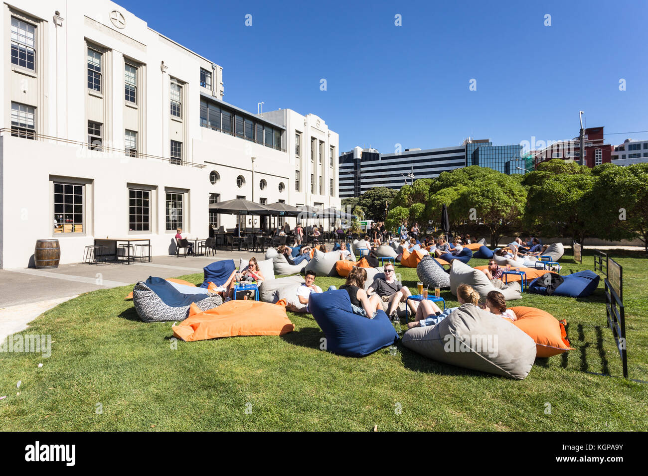 Wellington, Neuseeland - 1. März 2017: Leute, genießen Sie einen Drink auf der Terrasse in einem Garten in der Innenstadt von Wellington im Sommer in Neuseeland Hauptstadt Stockfoto