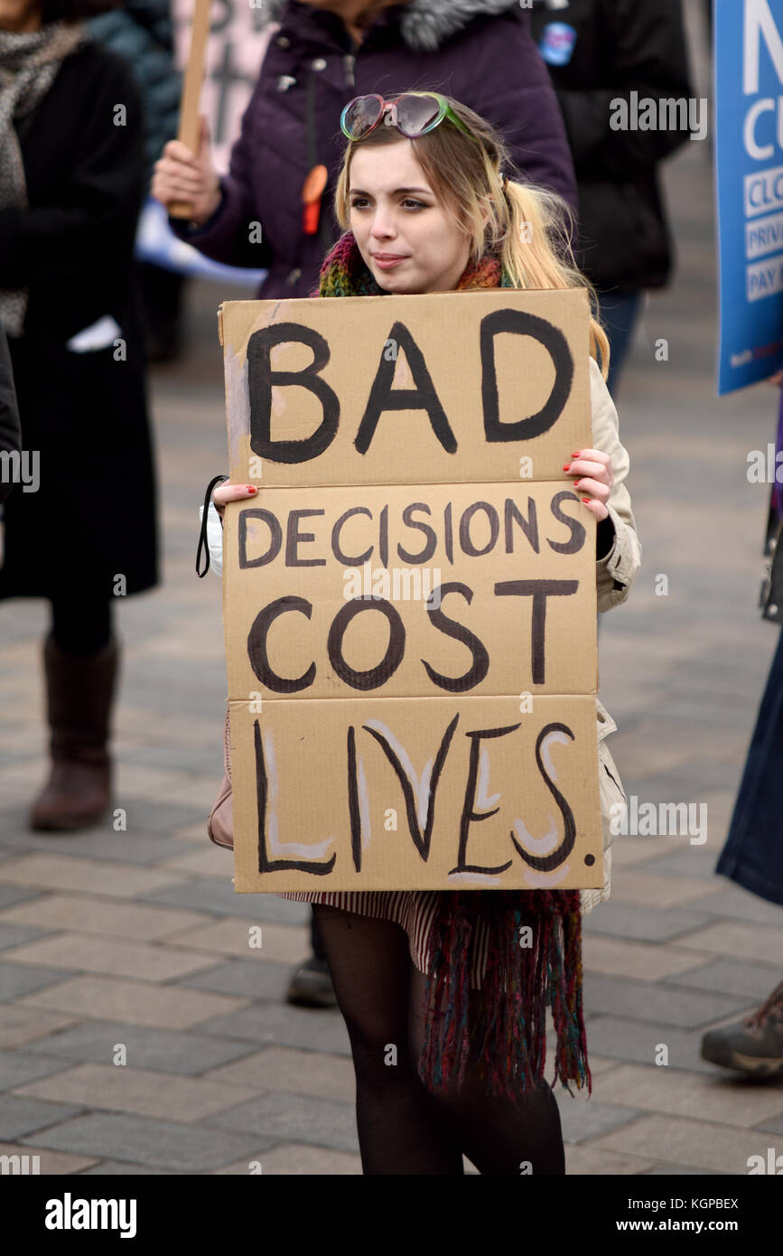 Schlechte Entscheidungen Leben kosten Plakat während unserer NHS Protest Demonstration Kundgebung März gegen angebliche britischen Tory konservative Kürzungen und Privatisierung Pläne Stockfoto