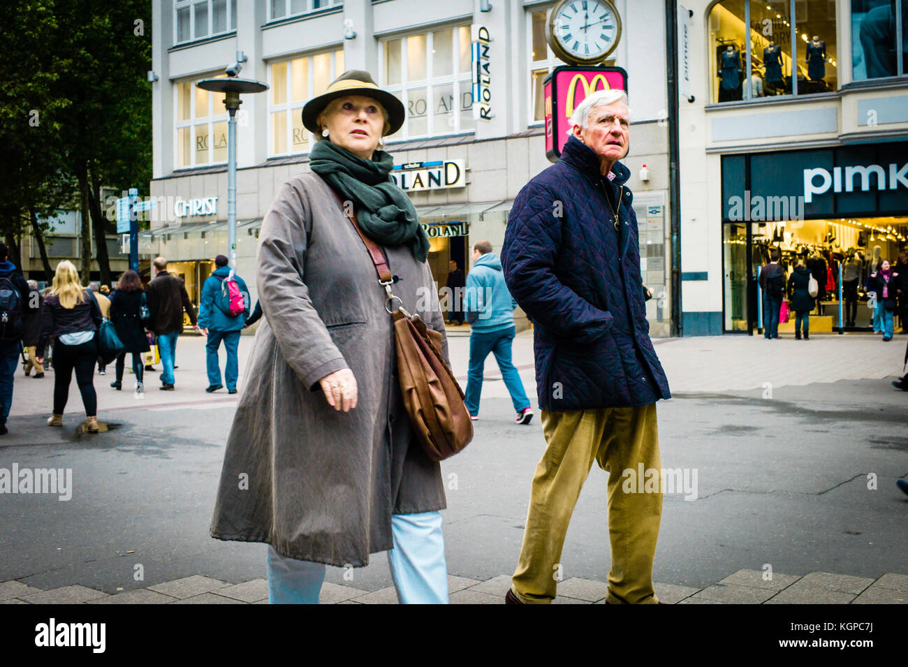 Eine elegant gekleidete Reifes Paar heraus auf einen Einkaufsbummel in der spitalerstraße, Hamburg Stockfoto