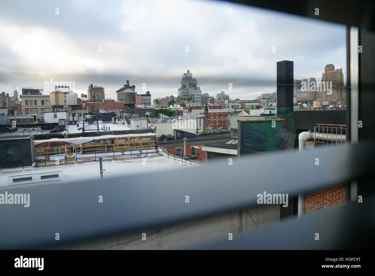 Blick auf New York City Dächer von Hotel Zimmer Fenster Stockfoto