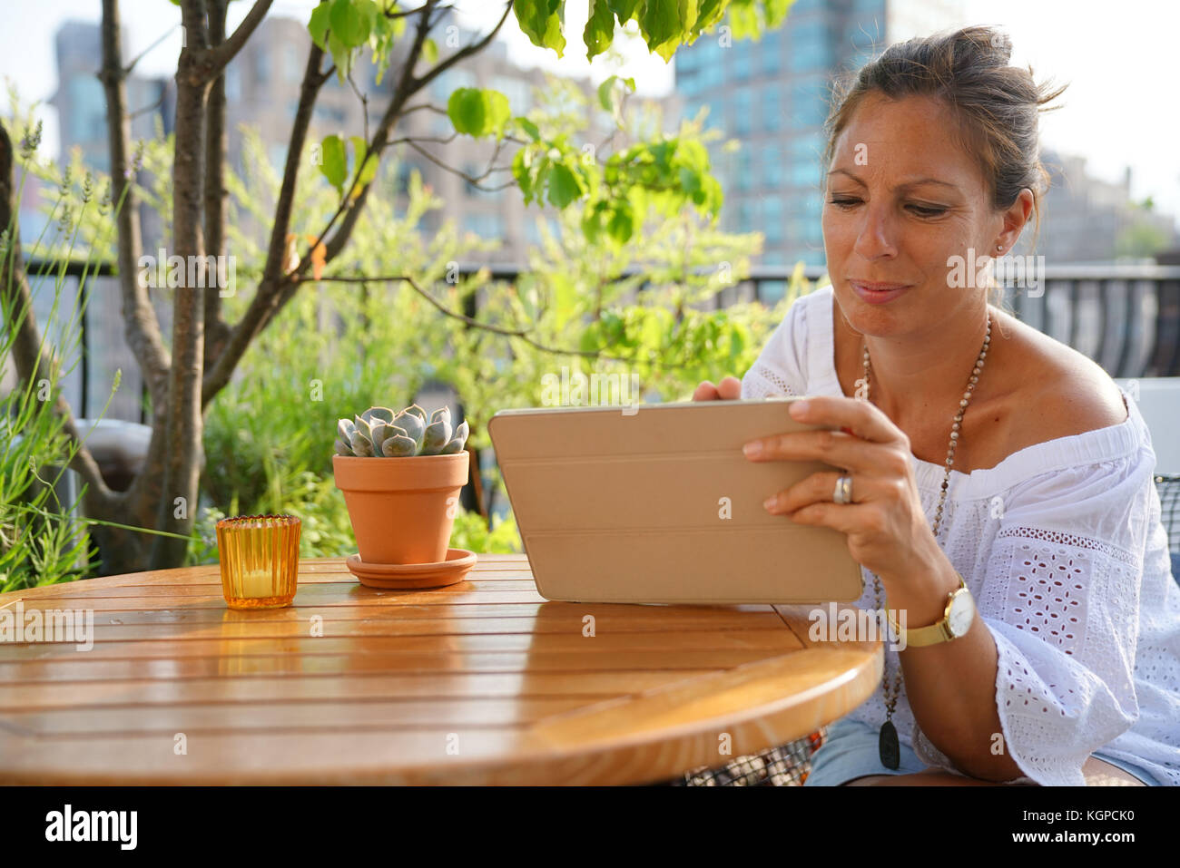 Frau auf dem Dach surfen auf digitalen Tablet Stockfoto
