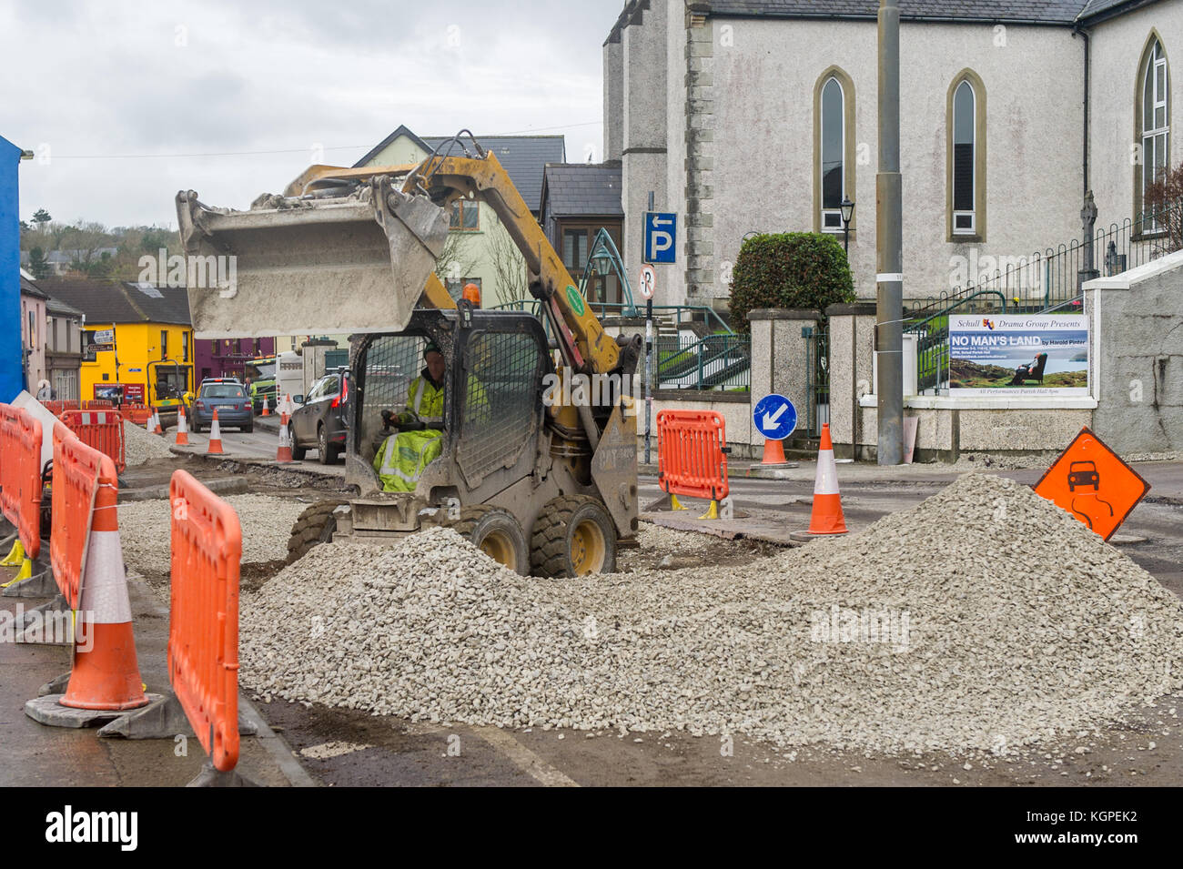 Bauarbeiten an der Hauptstraße in Schull, West Cork, Irland, zu installieren einen Fußgängerüberweg. Stockfoto
